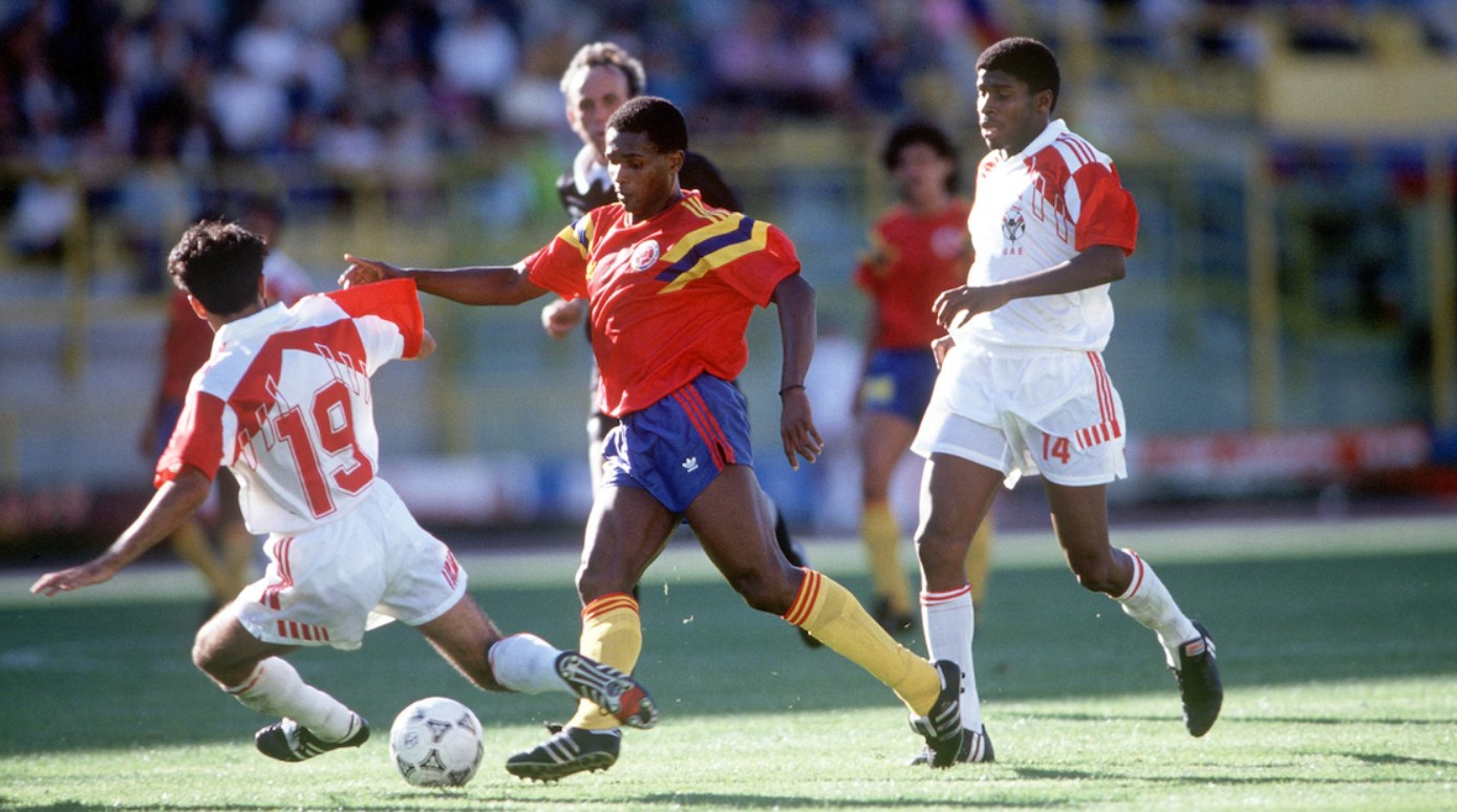 Bernardo Redín (rojo), anotó el primer gol contra los Emiratos Árabes Unidos en Italia 1990. Foto: Tomada y por cortesía de plus.fifa.com/