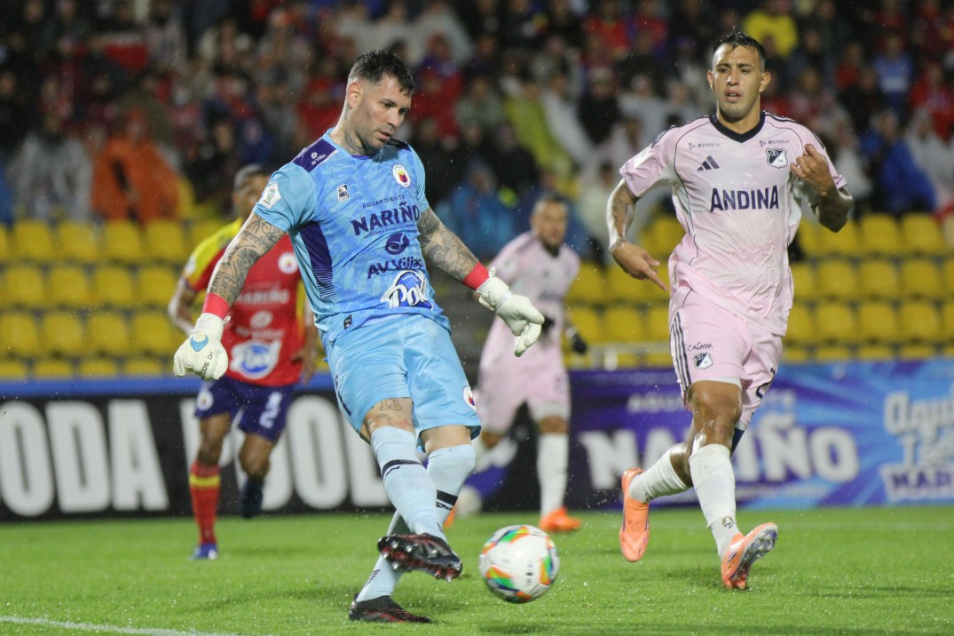 Rodrigo Contreras (derecha), delantero de Millonarios.