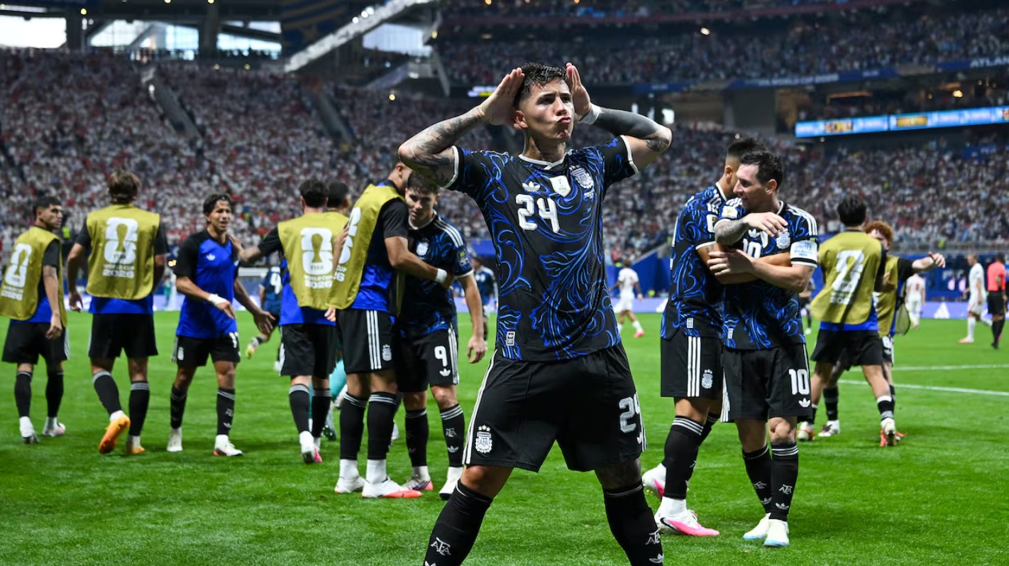La celebración de Enzo Fernández en el gol del empate ante Inglaterra - Foto: Getty Images.