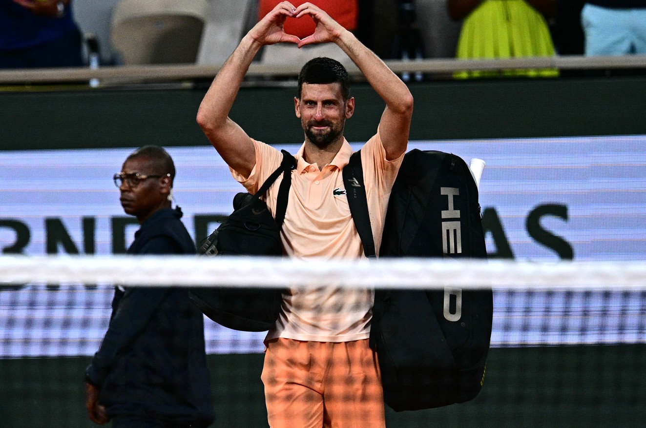 Novak Djokovic se despide del público francés con amor luego de caer en tercera ronda de la edición 2026. Foto: JULIEN DE ROSA / AFP