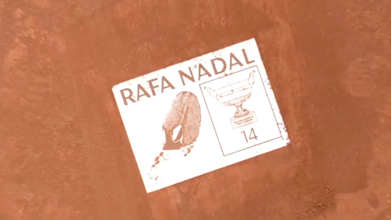 La placa que adorma la cancha del Philippe Chatrier con la huella del zapato de Rafael Nadal junto a sus 14 títulos en Roland Garros. - Foto: Tomada y por cortesía de Marca.com
