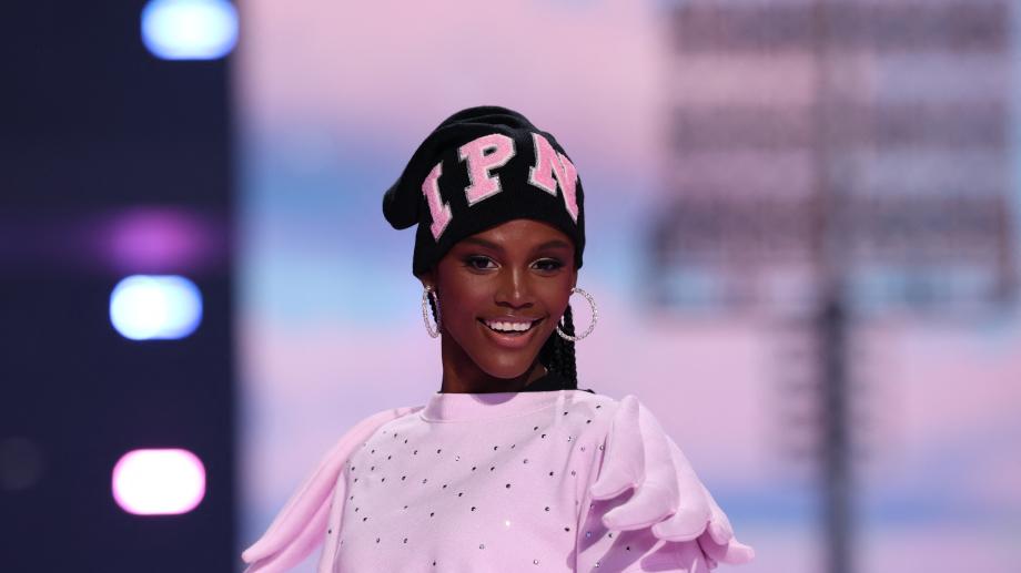 Valentina Castro brilla en la pasarela de PINK en el Victoria’s Secret Fashion Show 2025