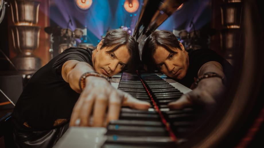 Arthur Hanlon, el pianista que hizo del lenguaje latino su hogar musical, regresa a Bogotá