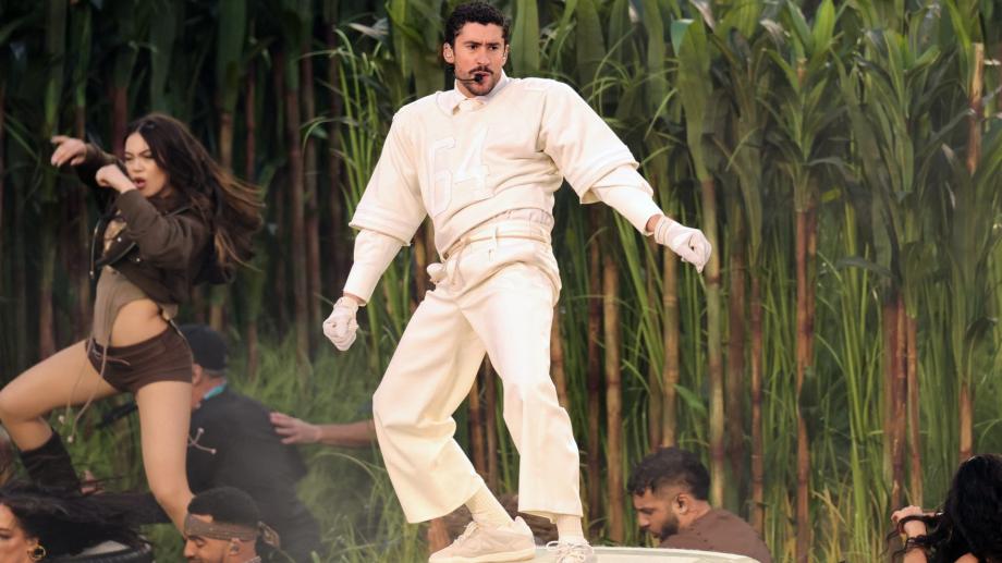 Bad Bunny convirtió el Super Bowl en territorio latino con ritmo, sazón, batería y reguetón