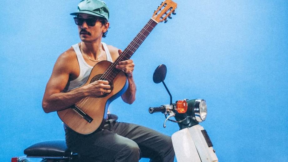 El artista mexicano Caloncho regresa a Bogotá con la gira 'El tiempo es mi casa''