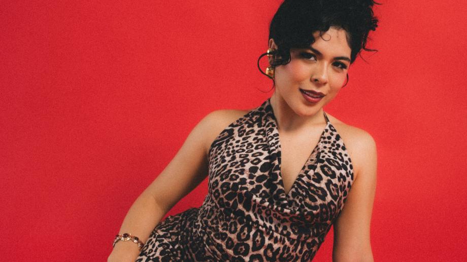 Daniela Gaudete convierte la migración en una salsa que duele, libera y se baila, así suena "American Dream"