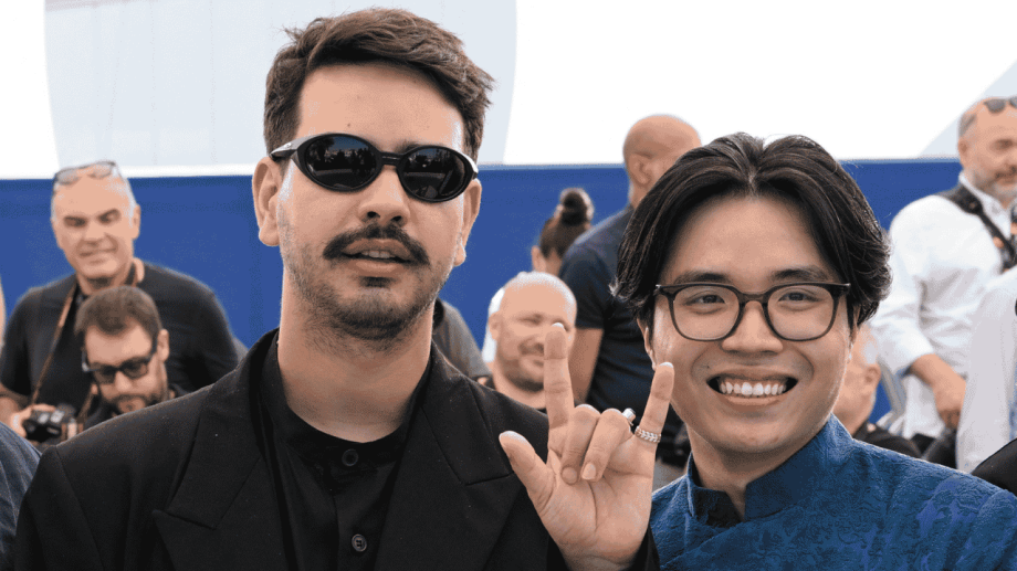 Theo Montoya, director de cine colombiano, junto con el también director vietnamita, Thien An Nguyen, en la 79.ª edición del Festival de Cannes. Foto: Olivier CHASSIGNOLE / AFP