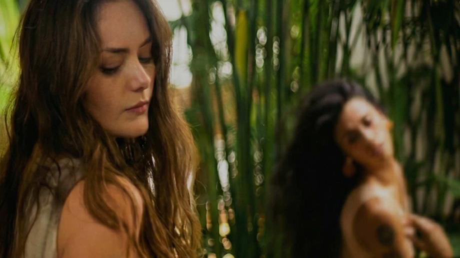 María Mulata y Marta Gómez en la portada de la canción Bailar las penas