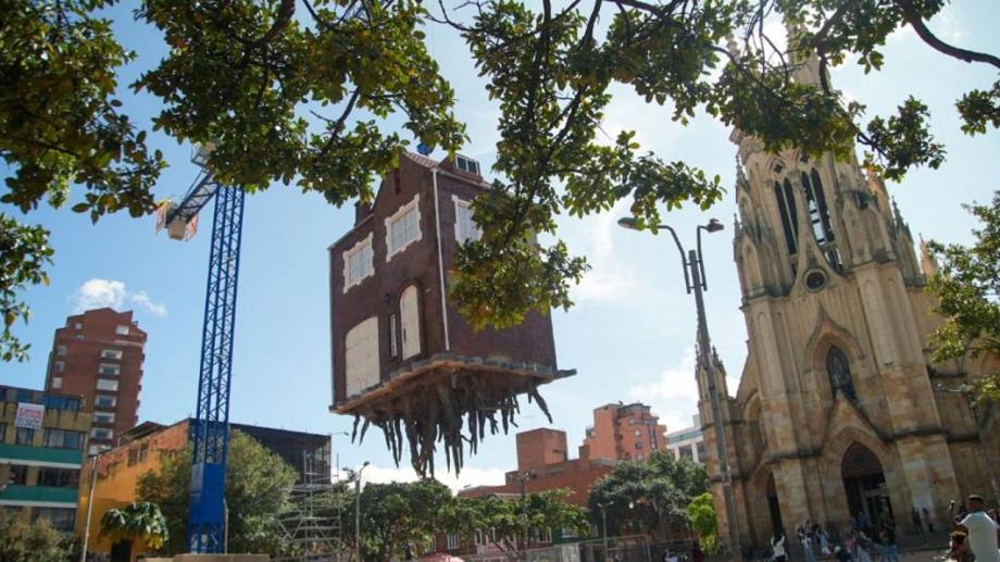 “Casa en el Aire”: la escultura suspendida en Chapinero que sorprende a Bogotá
