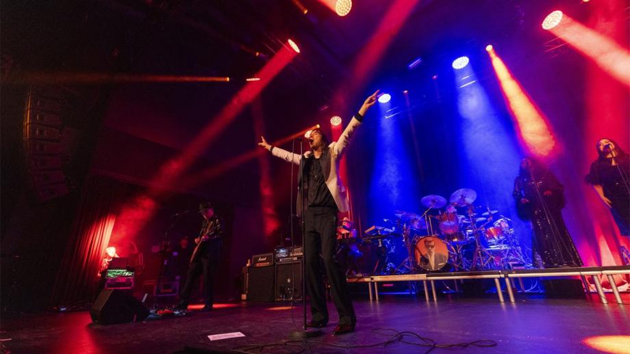 Primal Scream despide el mes de las brujas en Bogotá con un concierto cargado de energía, política y rock británico