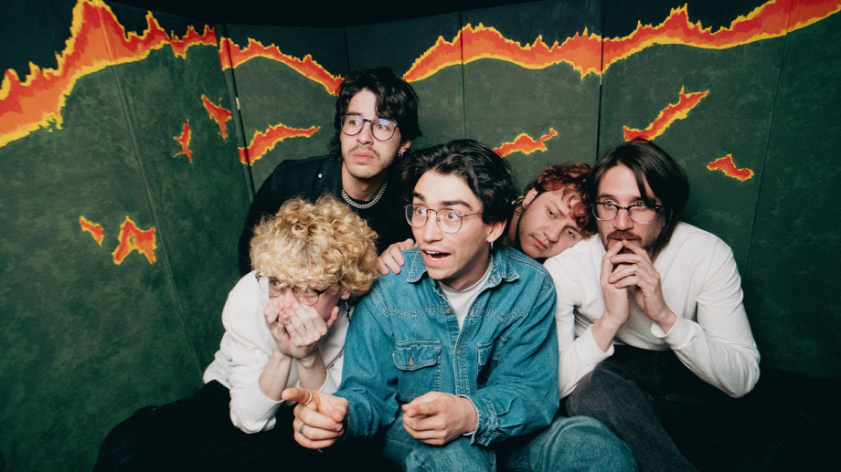 Casi lanza un álbum surrealista que reinventa el rock latinoamericano