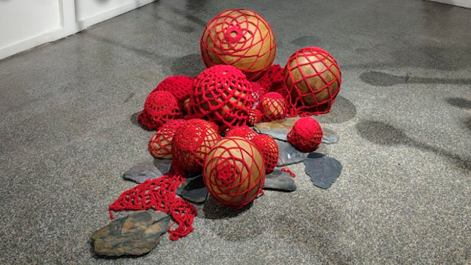 “Me adhiero, persisto y resisto”: el bordado como memoria viva en el Museo MAC