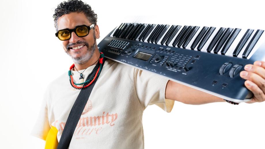 Juancho y La Clave estrena "Vuelve a tu tierra", una salsa sobre migración, amor y raíces