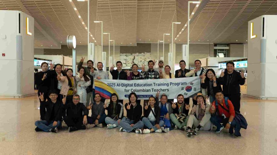 Docentes colombianos asistentes al programa de entrenamiento en competencias TIC en Corea del Sur 2025