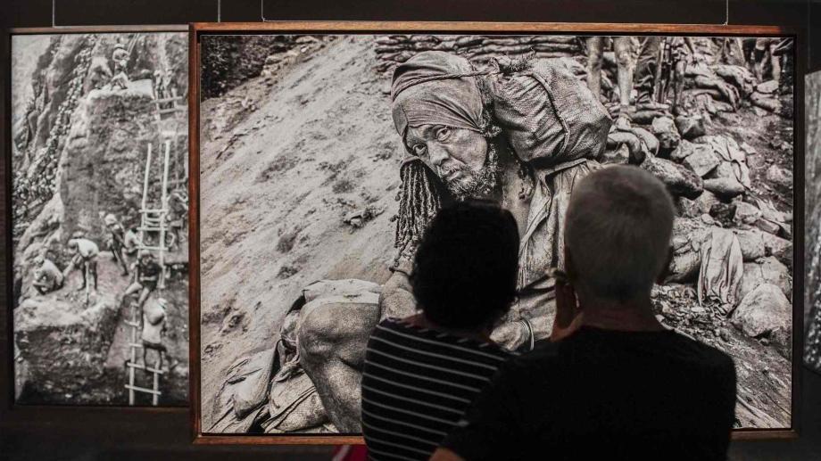Imágenes de la exposición en homenaje a Sebastião Salgado