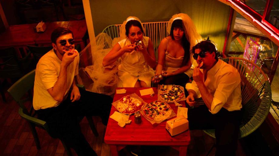 El elenco de la obra De noche todos los gatos dicen ti amo