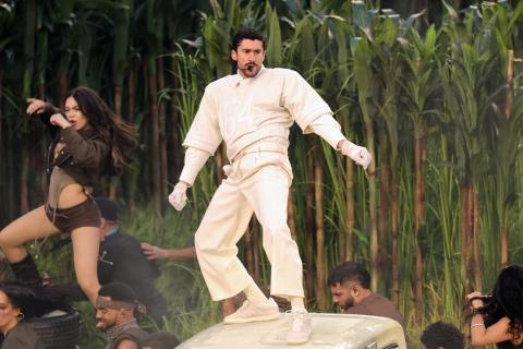 Bad Bunny convirtió el Super Bowl en territorio latino con ritmo, sazón, batería y reguetón