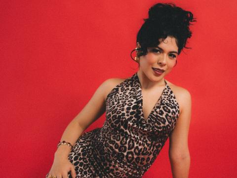 Daniela Gaudete convierte la migración en una salsa que duele, libera y se baila, así suena "American Dream"