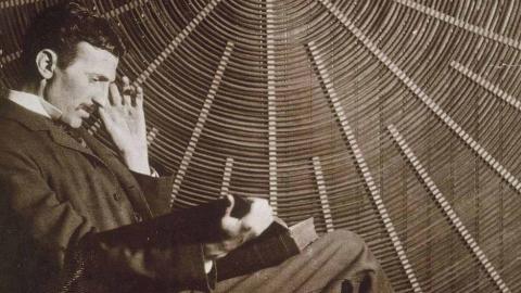 Nikola Tesla, el inventor que revolucionó la electricidad y soñó con una energía para todos