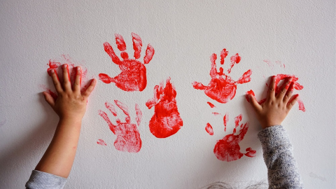 Manos rojas: el símbolo global contra el reclutamiento de niños en la guerra