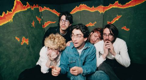 Casi lanza un álbum surrealista que reinventa el rock latinoamericano