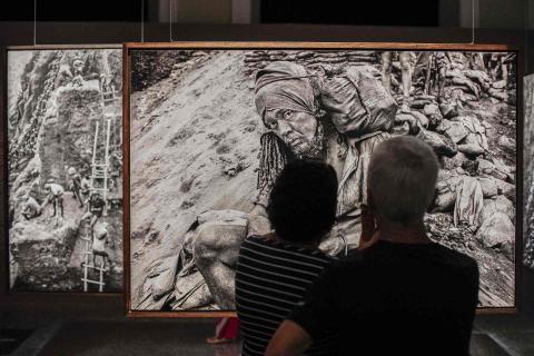 Imágenes de la exposición en homenaje a Sebastião Salgado