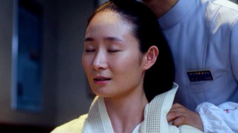 Mujer invidente recibe un masaje en la serie china ver sin mirar