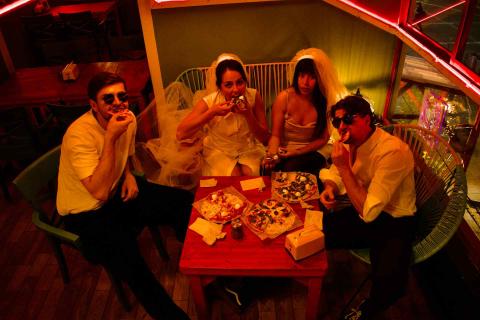 El elenco de la obra De noche todos los gatos dicen ti amo