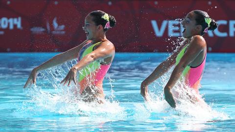 Estefanía Álvarez y Mónica Sarai, nadadoras colombianas.