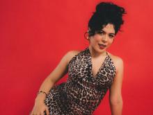 Daniela Gaudete convierte la migración en una salsa que duele, libera y se baila, así suena "American Dream"