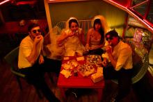 El elenco de la obra De noche todos los gatos dicen ti amo