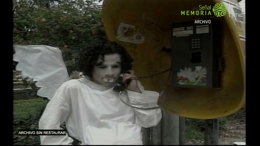 El actor Camilo Ríos interpretando al ángel Ulises. Extraído de: Huertas Motta Andrés (Dirección). Chaparro Madiedo Rafael (Dirección). (1994).  Brújula Mágica [serie] Programa 57. Colombia: Audiovisuales. Archivo Señal Memoria. UMT-211093