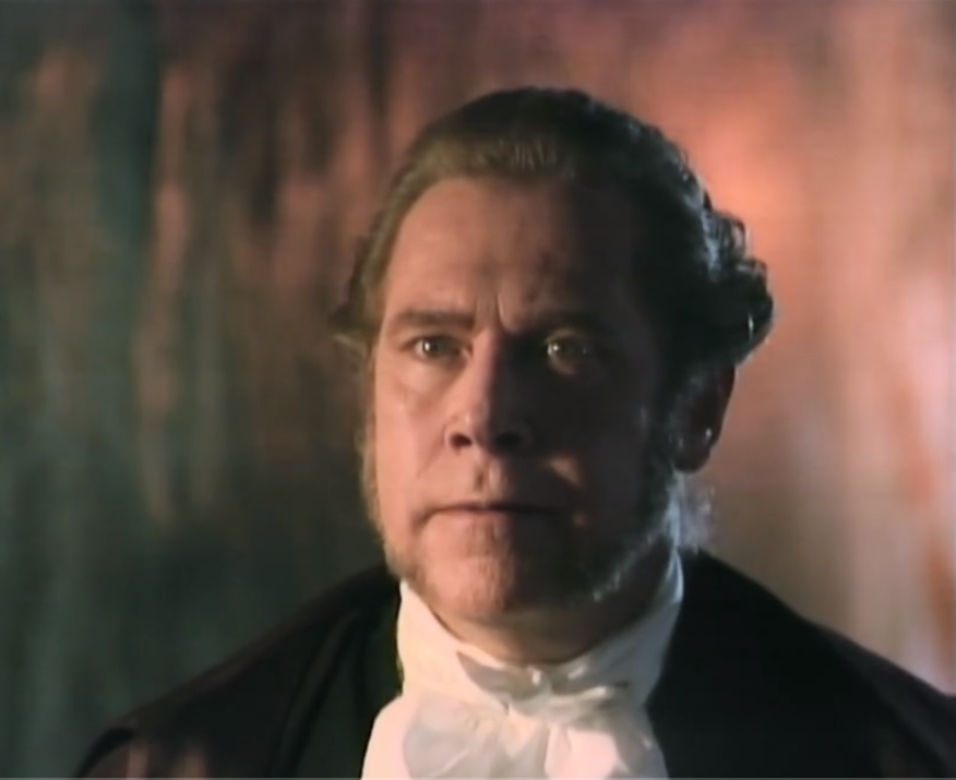 Julio Medina como el Oidor Hernández Álvarez