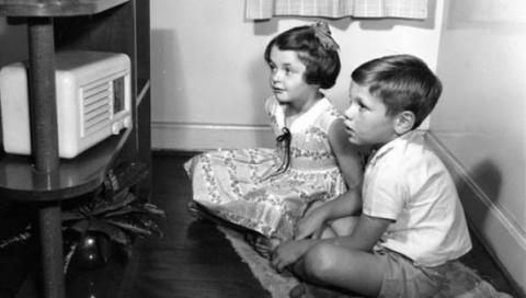 Kindergarten del aire - los niños escuchando la radio. 1940 Australian Broadcasting Corporation