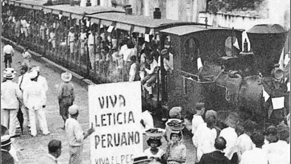 Manifestantes peruanos protestando por la cesión del puerto de Leticia a Colombia.