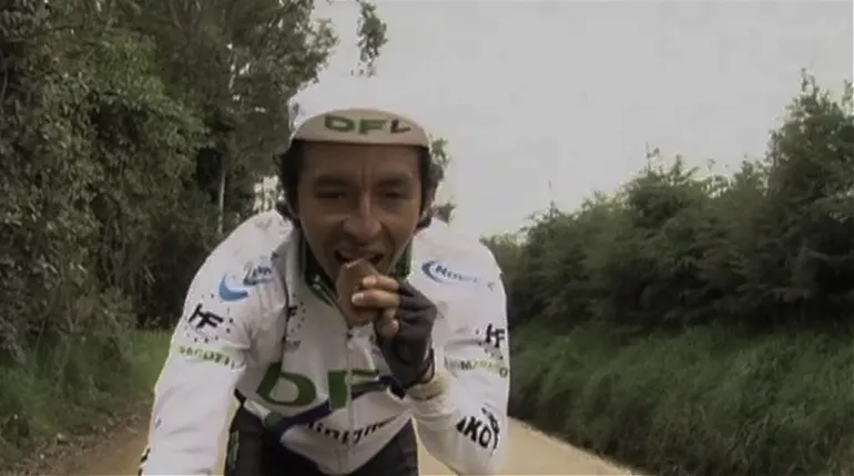 Ciclista comiendo panela