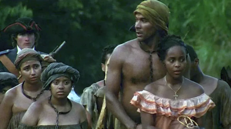 Escena Felipa llevada al río telefilme Amores ilícitos