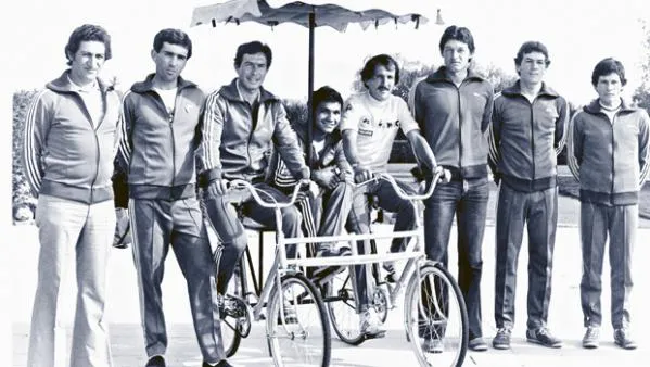 Foto: Archivo El Tiempo/ En la foto: Equipo colombiano en el Tour de l'Avenir 1980. De iz a der. Raúl Mesa (DT), Antonio Londoño, Julio Rubiano, Rafael Acebedo, Alfonso Flórez, Fabio de J. Vargas, Rogelio Arango y Patrocinio Jiménez. 
