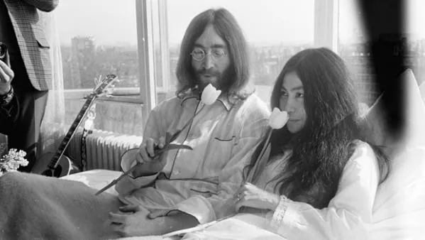 John Lennon en zijn echtgenote Yoko Ono op huwelijksreis in Amsterdam hielden persconferentie in bed in Hilton Hotel, John Lennon en Yoko Ono
