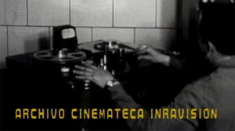 Operador grabando programas de la Radiodifusora en 1960