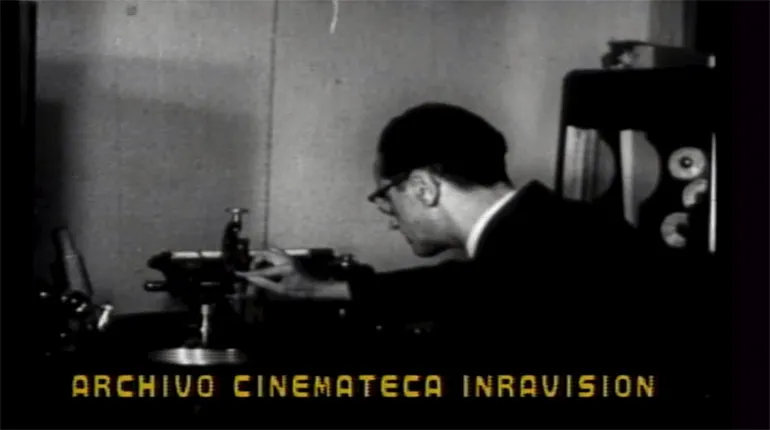Operador grabando programas de la Radiodifusora en 1960