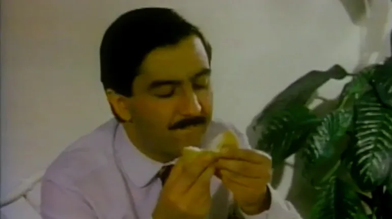 Hombre en comercial Buñuelos Sumaíz años 80