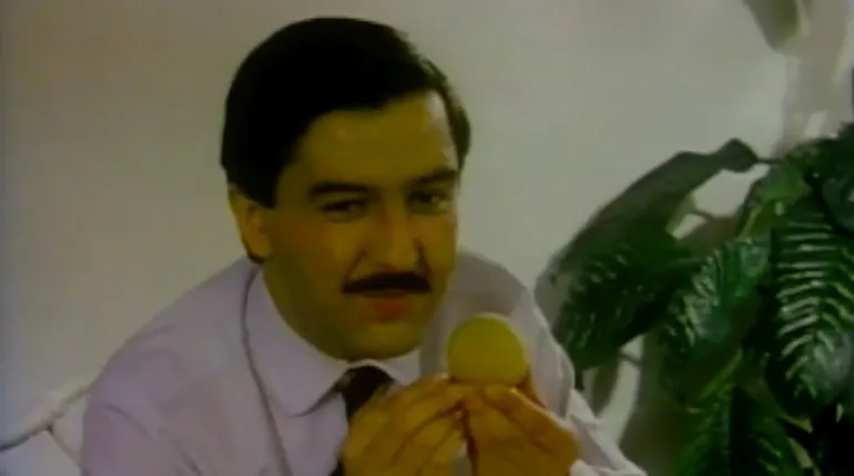 Hombre en comercial Buñuelos Sumaíz años 80