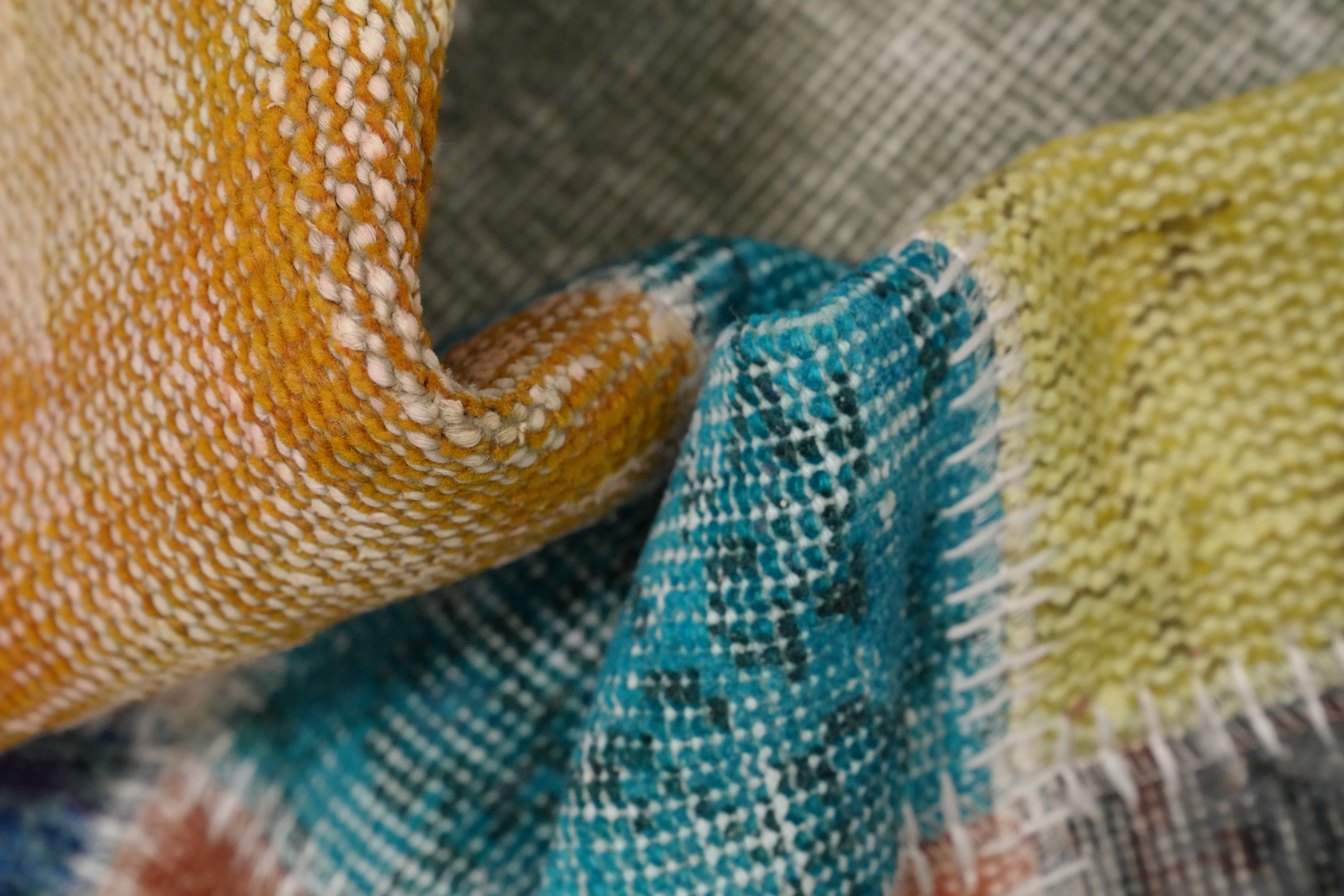 Handmade Round Rug 5x5 Modern with Patchwork Pattern for a Vibrant Living Room - Picture 6 of 6