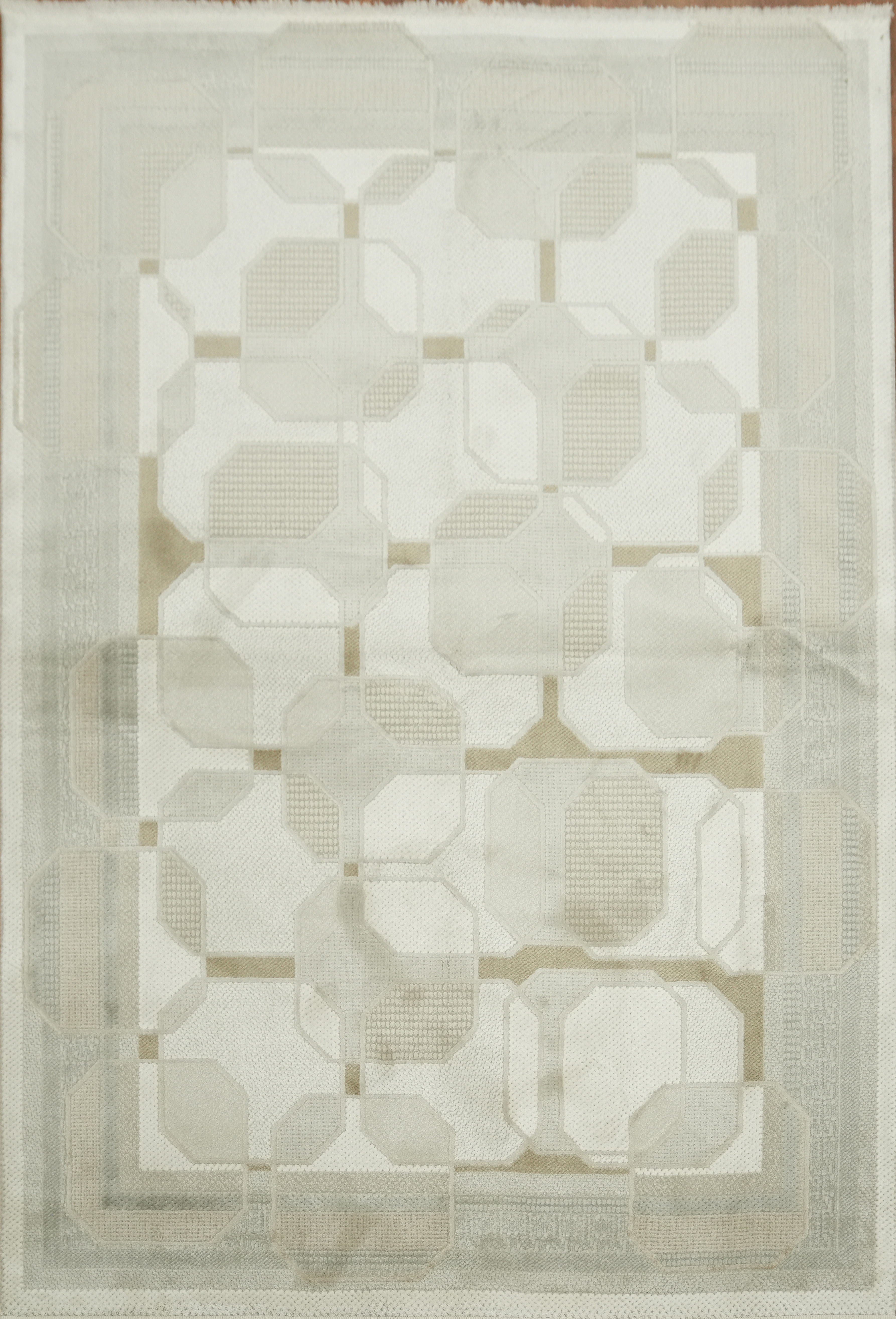 Stylish 5×8 Beige and White Rug with Geometric Details Perfect for Living Rooms