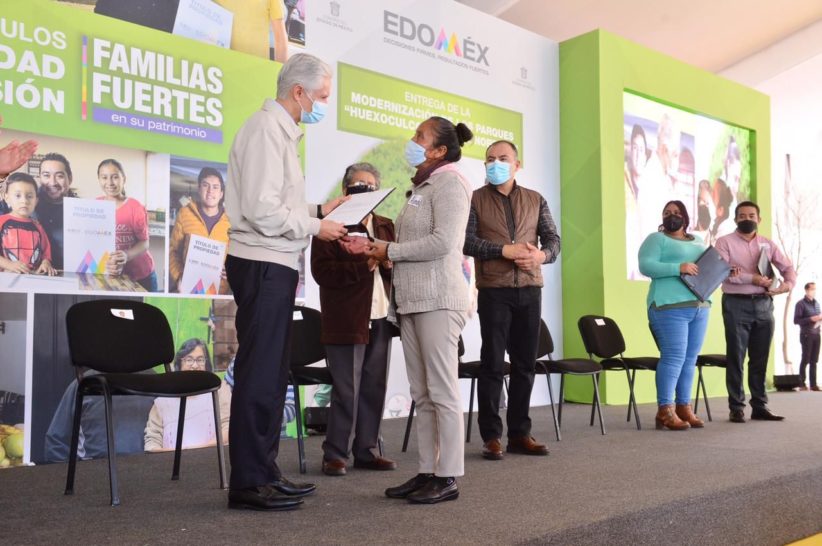 ALFREDO DEL MAZO ENTREGA TÍTULOS DE PROPIEDAD Y REHABILITACIÓN DE