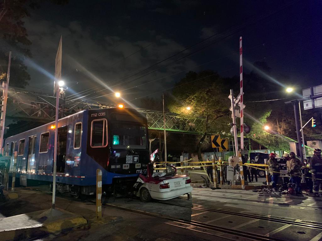 CHOQUE ENTRE TAXI Y TREN LIGERO DEJA AL MENOS UN MUERTO Sistema