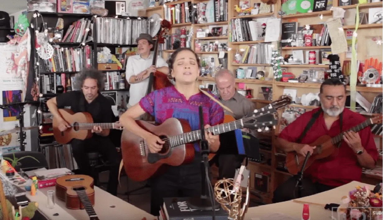 TINY DESK CONCERTS RECORDAMOS ALGUNAS DE LAS MEJORES PRESENTACIONES EN