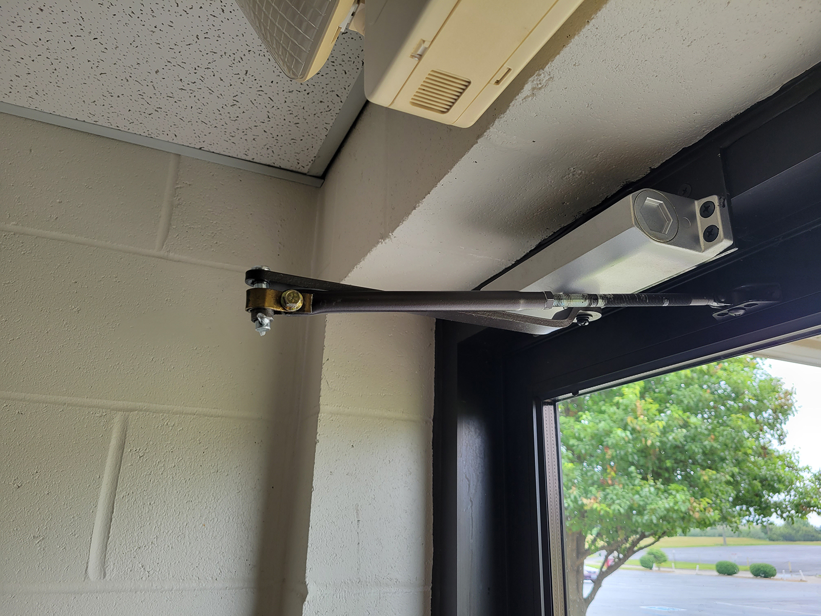 Surface Door Closer 9N50 9-1/16” bolt spacing