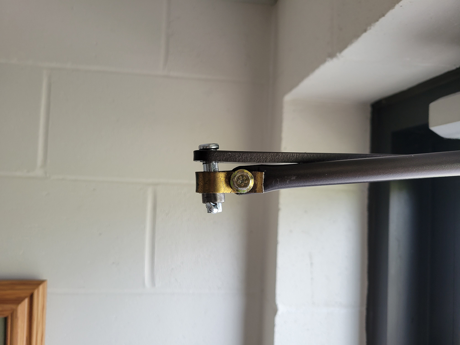 Surface Door Closer 9N50 91/16” bolt spacing